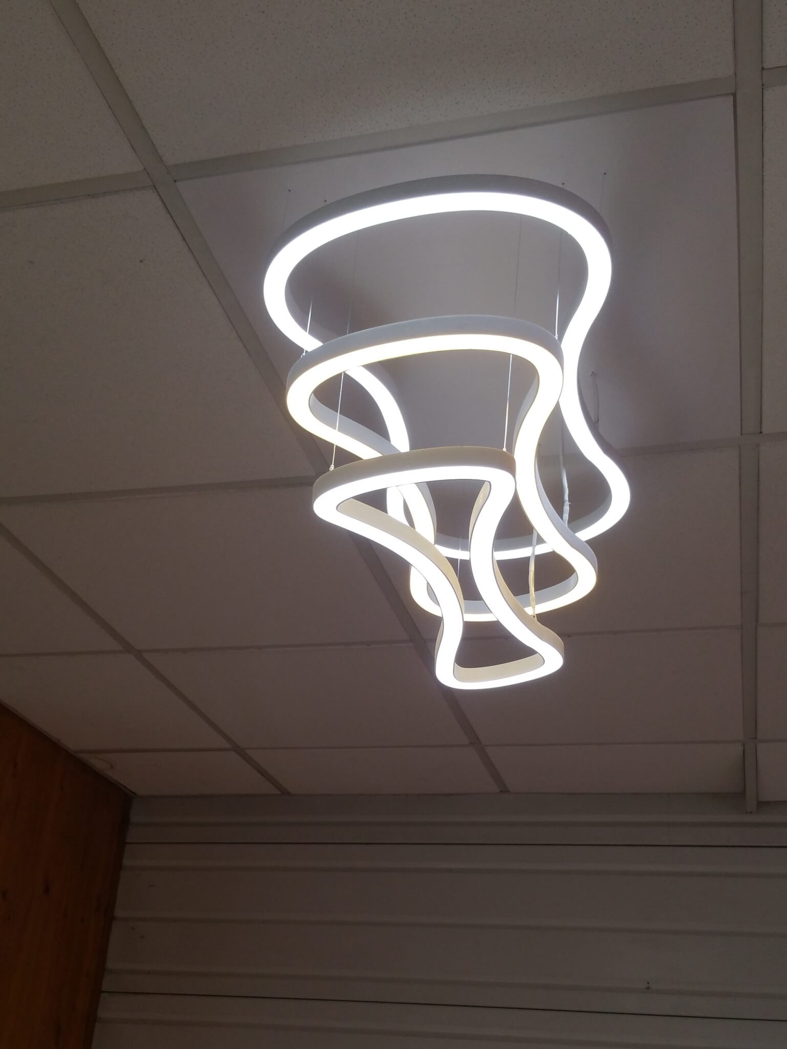 Éclairage architectural – luminaire plafond vagues