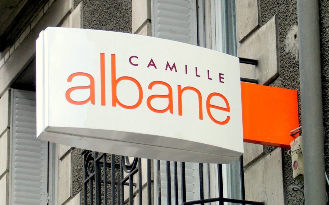 Enseigne drapeau - CAMILLE ALBANE caisson double face