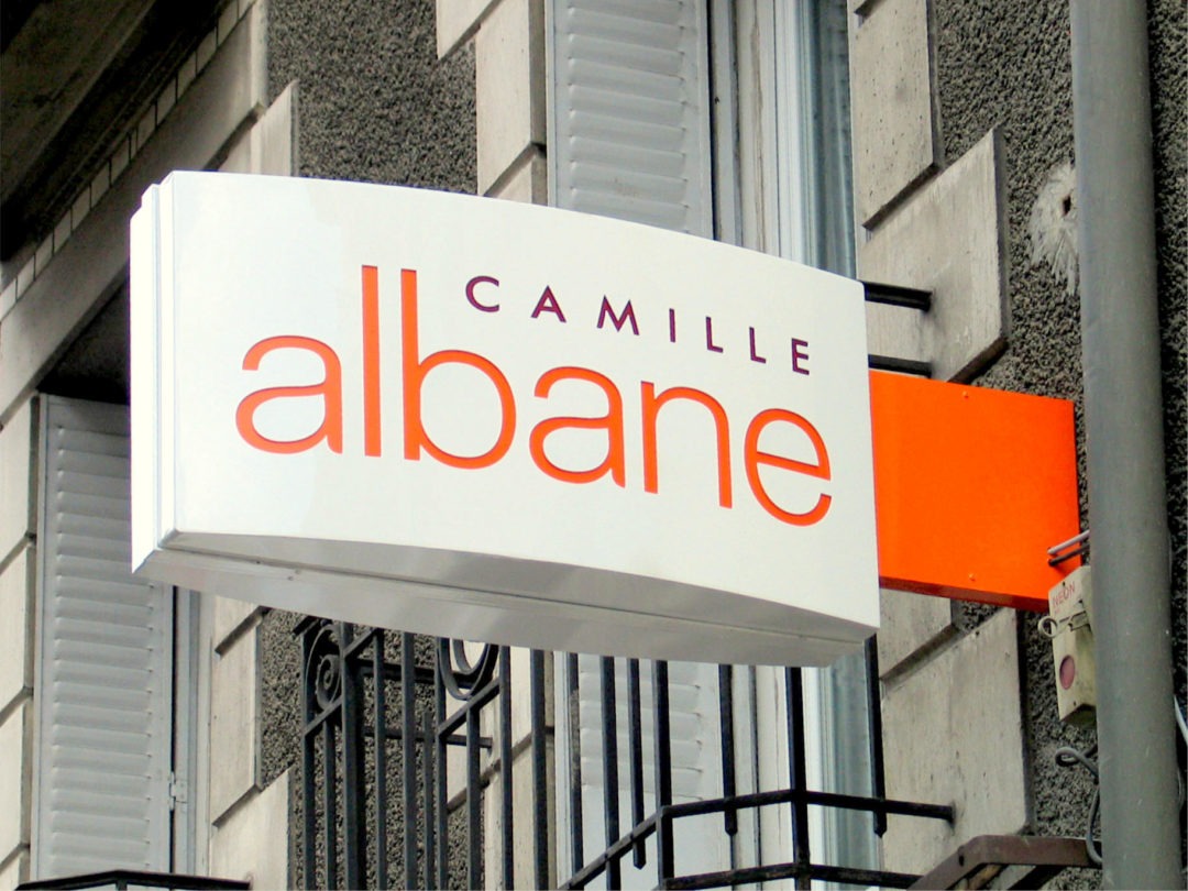 Enseigne drapeau - CAMILLE ALBANE caisson double face Enseigne drapeau - CAMILLE ALBANE caisson double face