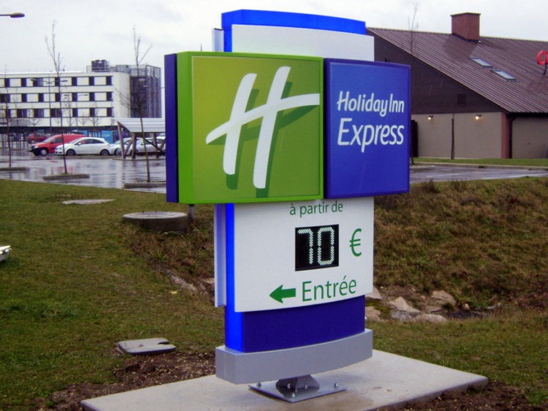 Totem lumineux leds - holiday inn express Totem lumineux leds - holiday inn express