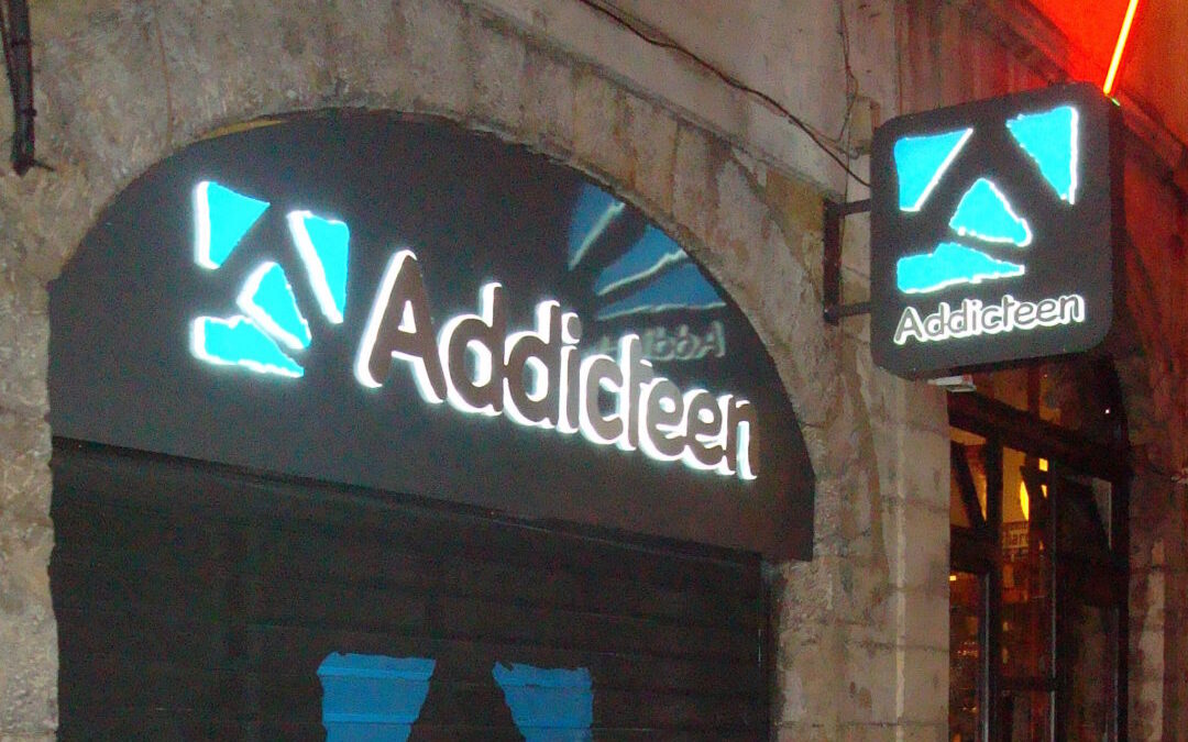 Bandeau de façade – Adicteen