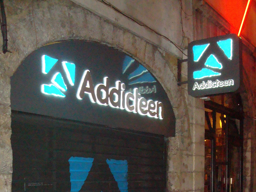 Bandeau de façade – Adicteen