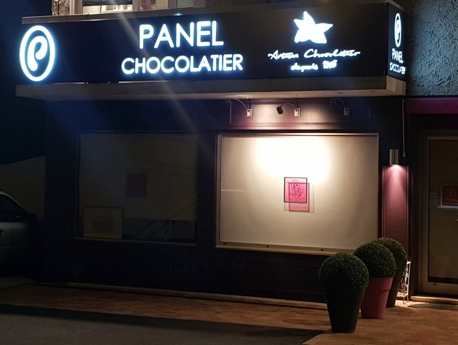 Bandeau de façade – Chocolaterie Panel lumineux de nuit