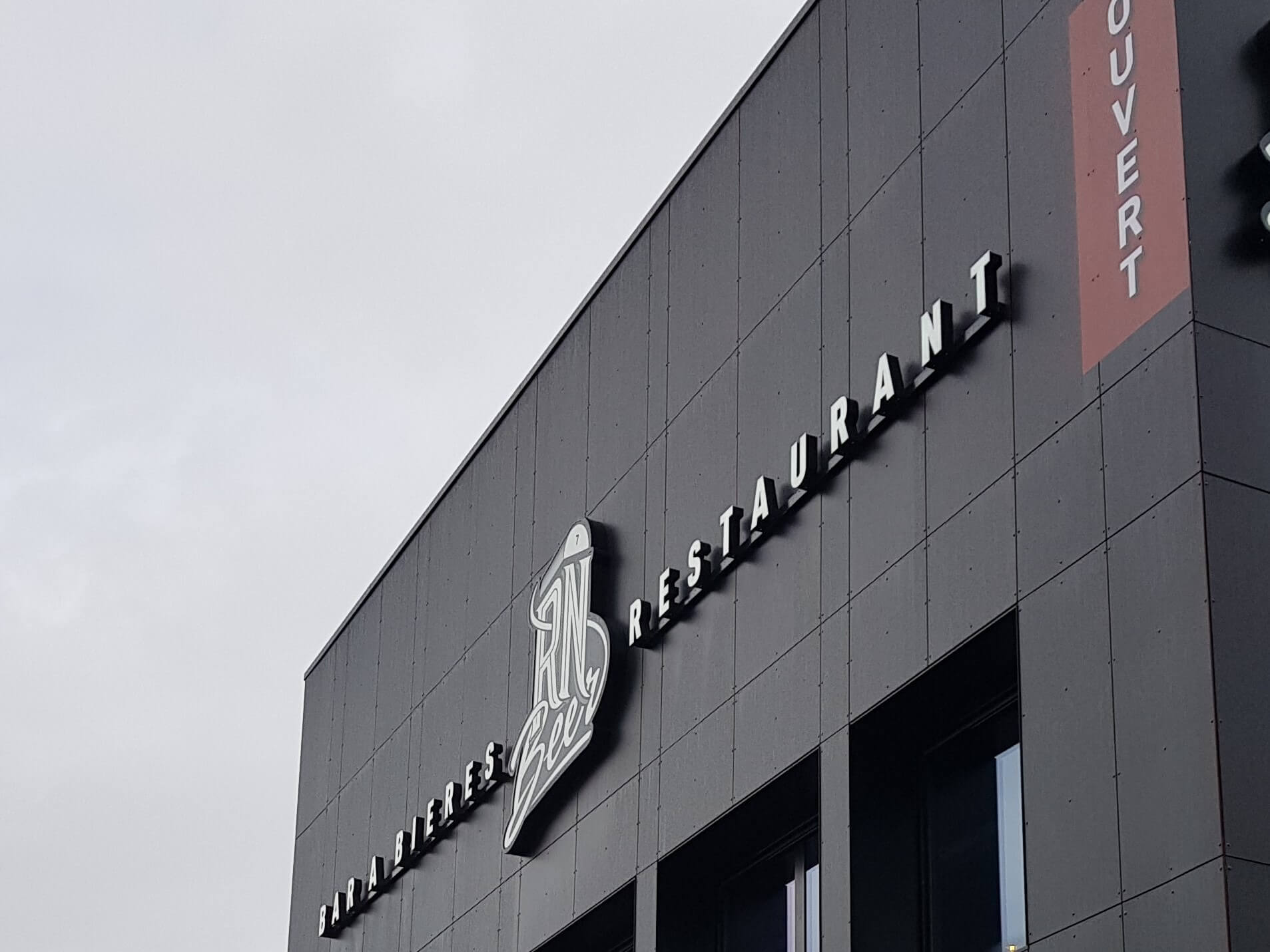 Bandeau de façade – R Beer