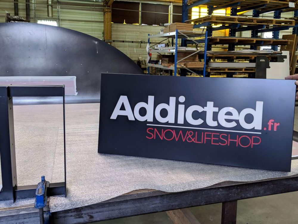 Enseigne drapeau – Addicted