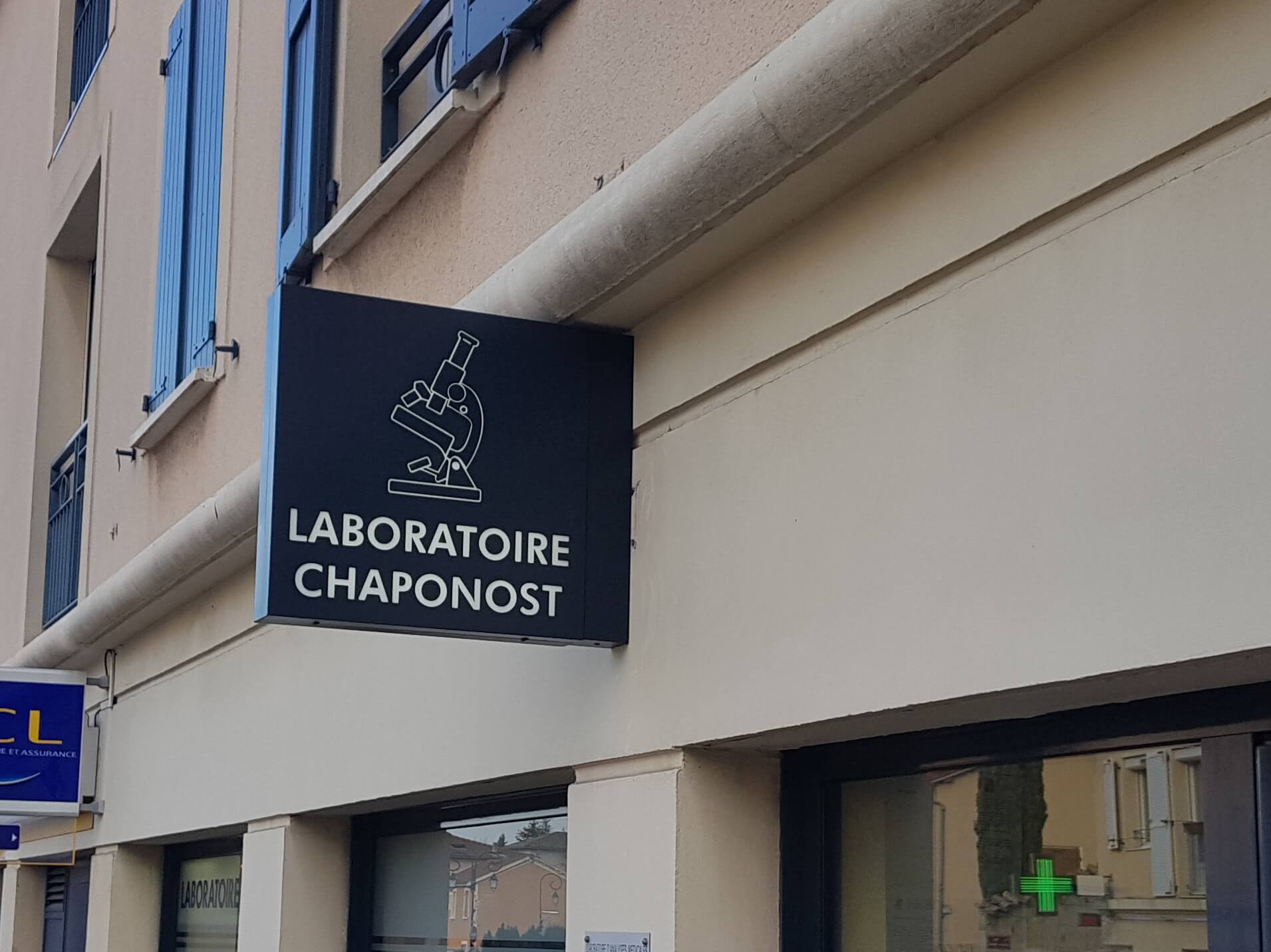 Enseigne drapeau – Laboratoire Chaponost