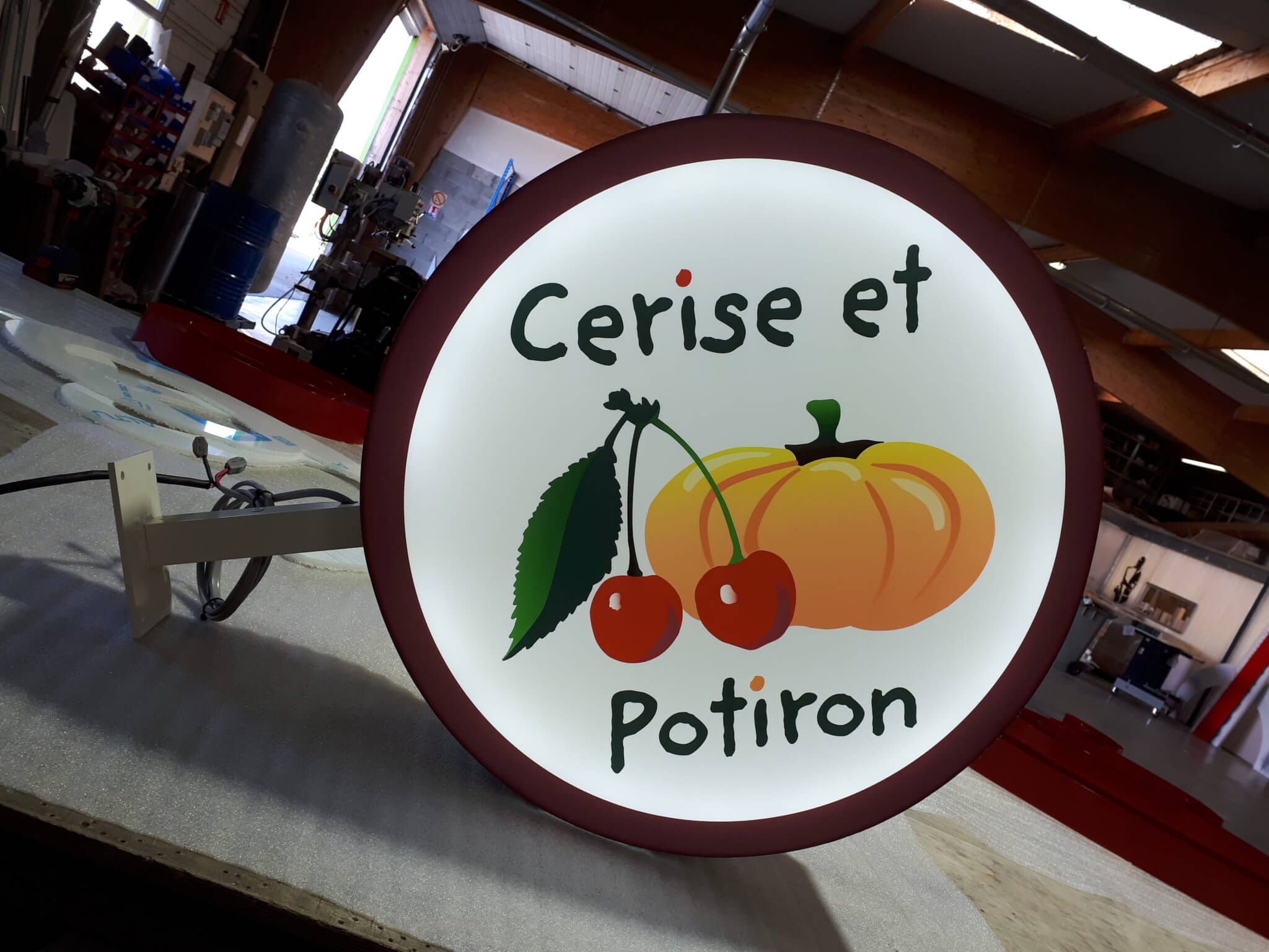 Enseigne_drapeau_Cerise_et_Potiron_SES_Enseignes_et_Signalétiques Enseigne_drapeau_Cerise_et_Potiron_SES_Enseignes_et_Signalétiques
